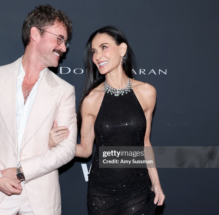 moore2d_'s tweet image. her arms …. 💭💭💭 #feelingnormal #normalcy