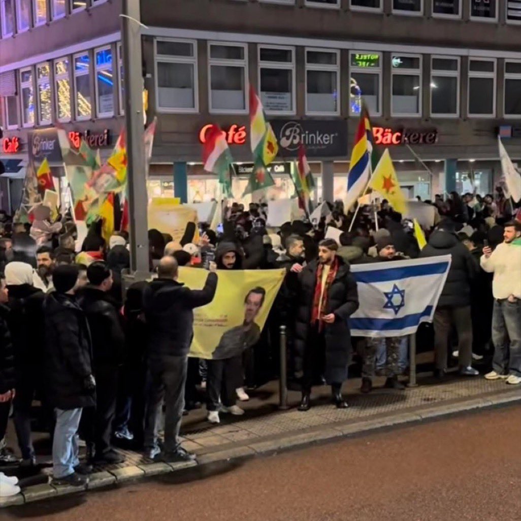 Almanya’da terör örgütü yanlılarının PKK/SDG’lilere destek gösterisi!!! 
Kim kiminle!