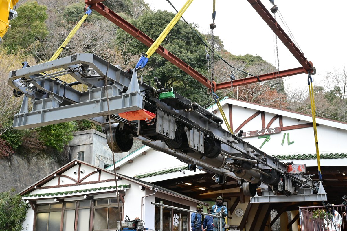 1.3号車の車体に続き、台枠部分も工場に向けて陸送を行いました