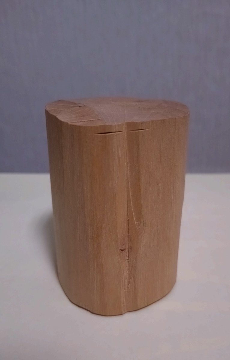 白檀の原木を拝見す。 約8cm✕5.5cm 自分ではいかす事も出来ないが一万