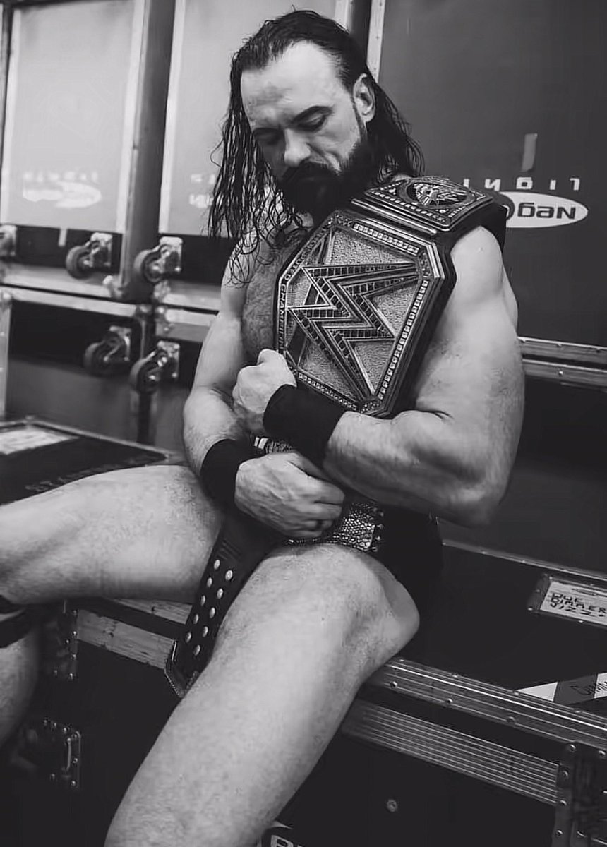 FadeAwayMedia's tweet image. ❄️ Drew McIntyre won the title and immediately dropped the coldest photo of all time 

#Smackdown