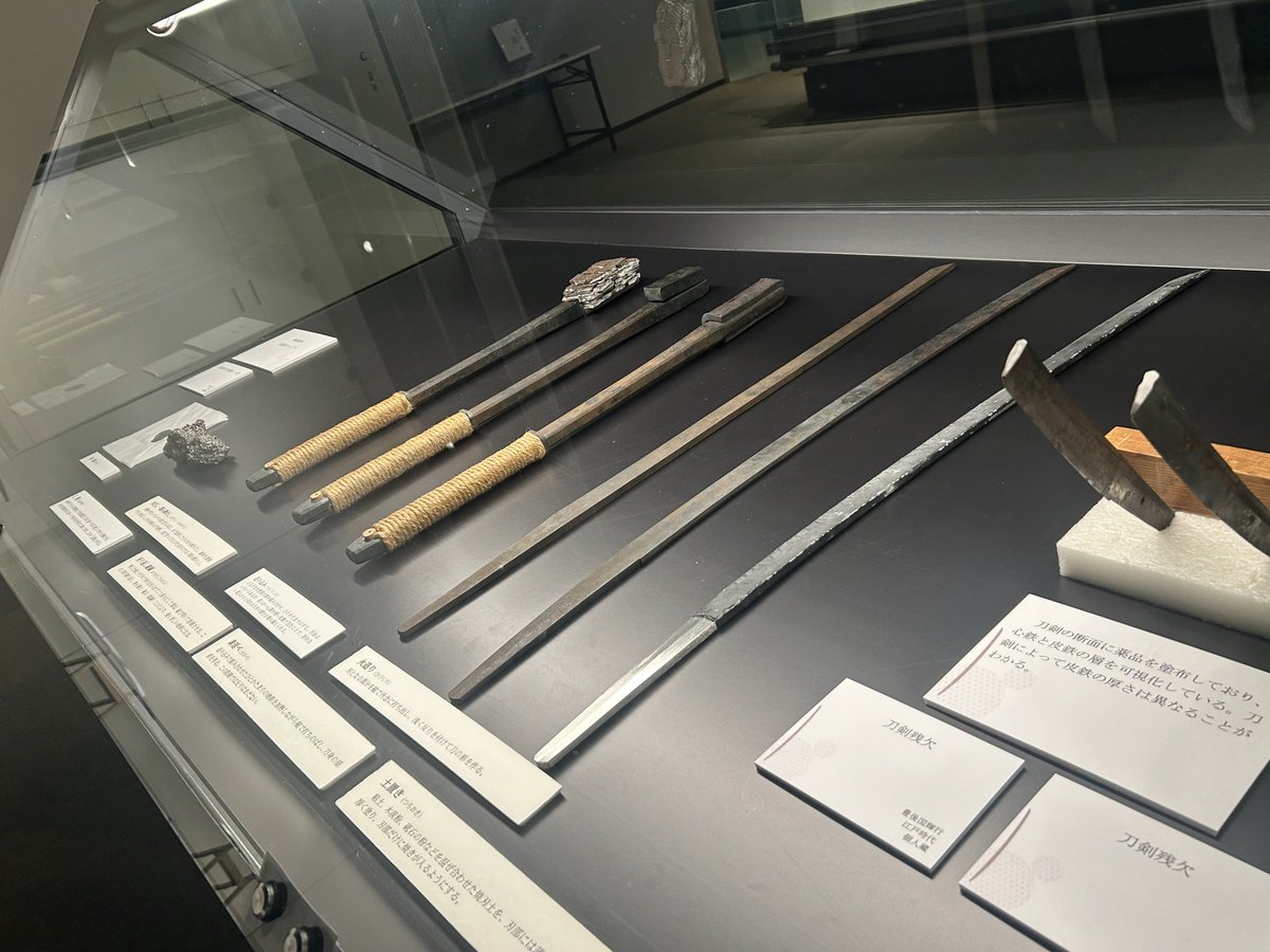 saga_hakubi's tweet photo. コレクション展『肥前刀の技と美』閉会まであと3日間です。

二代忠広の作刀を一度に展示することは、し��らくないかもしれません、、
どの刀もよく鍛えられた地をしており、肥前刀らしい刀剣です。

ぜひこの機会に一度、二代忠広の刀を見に来てください！

 #佐賀県立博物館
 #肥前刀の技と美 https://t.co/h2RDF7fhy1