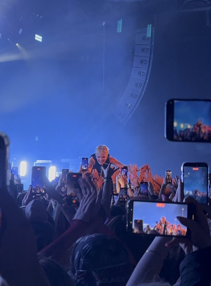 rpvredes's tweet photo. 2.5 hours w @halsey life is worth living! #back2badlands https://t.co/kii4jFBoCT