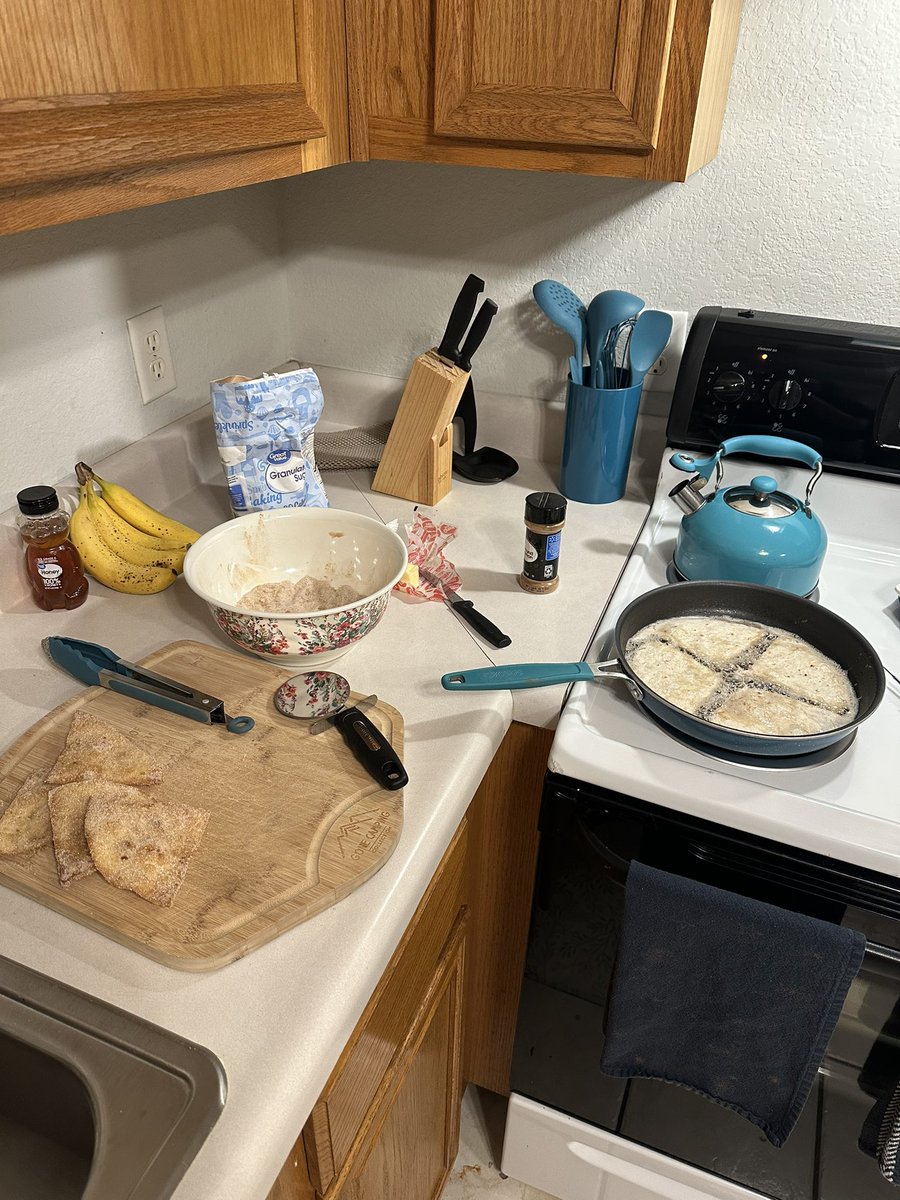 AnnaRose_999's tweet photo. “How do u keep ur man around??”

I choke on his cock almost daily and make him sopapillas.. https://t.co/lt5SLYHpSn