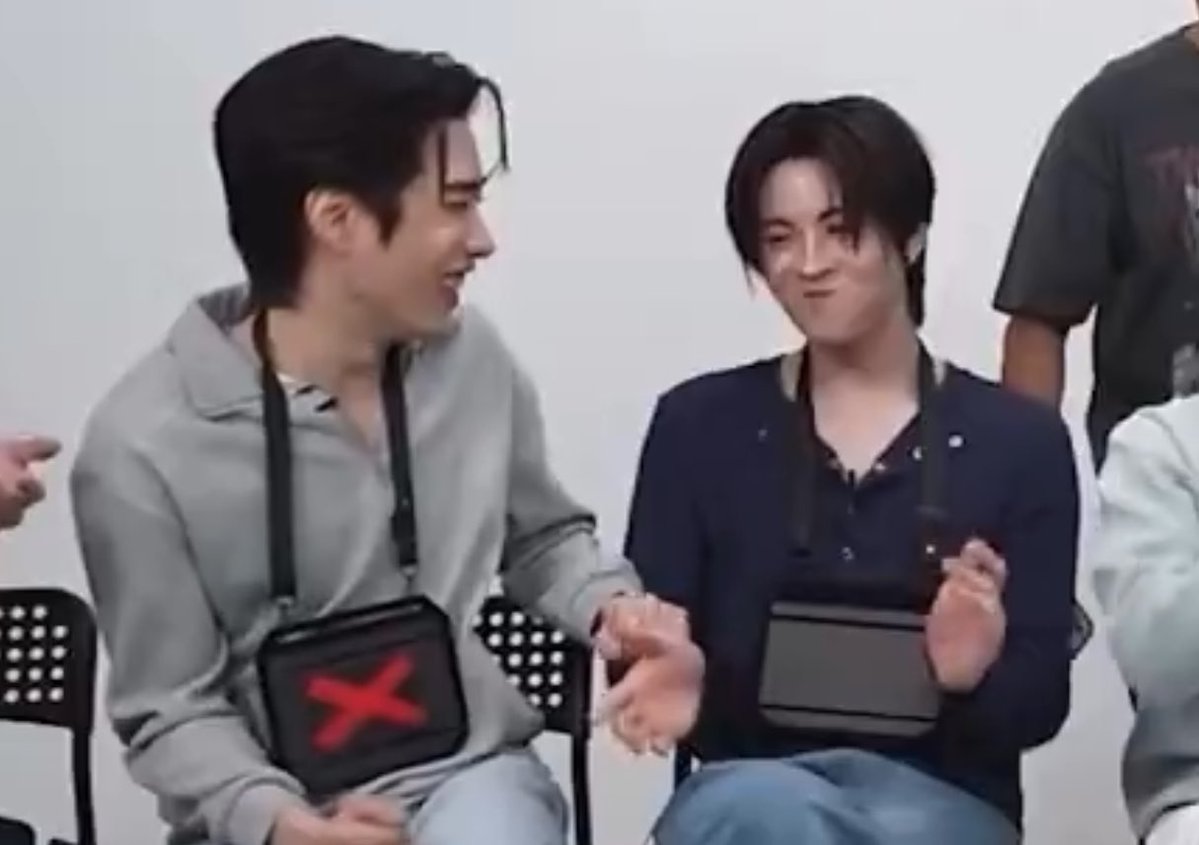 jigsawjaa's tweet image. จังหวะให้ยกมือชาเลนส์ชีเหลือบมองพี่เติ้ลว่าจะยกให้ชีมั้ย 552552555525555525525255555 พี่เติ้ลไม่ยกมือให้ละดูชีทำหน้า พี่รีบแตะตัวเลยนะ เดี๋ยวชีงอน

#คำต้องเชื่อมXเติ้ลเฟิร์สวัน
#เติ้ลเฟิร์สวัน #TleFirstone