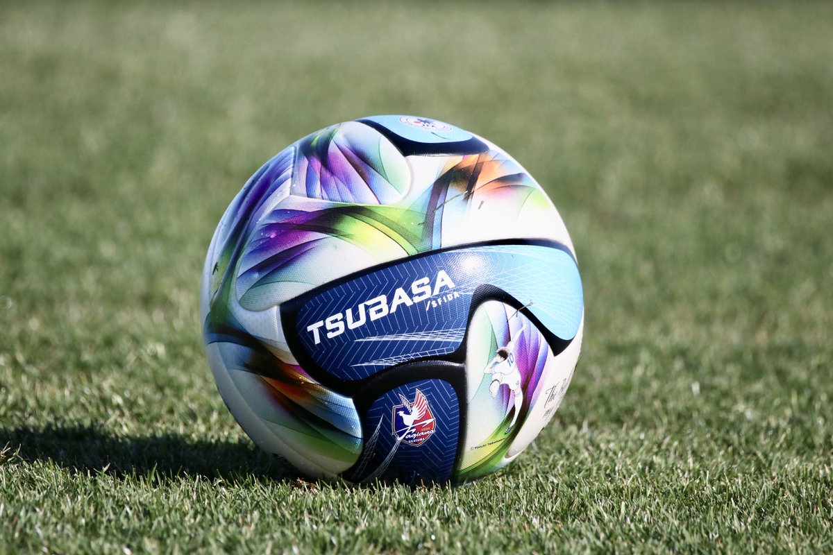明治安田Jリーグ百年構想リーグの公式球
｢TSUBASA J PRO｣には
#キャプテン翼 の主人公・大空翼と
｢The Ball is my Friend｣がプリント⚽️

そしてエンブレムも綺麗に刻まれています

従来はペンでFOと書かれていましたが
SFIDA社の技術ならではの仕様かも

鮮やかでかっこいい💫

#ファジアーノ岡山