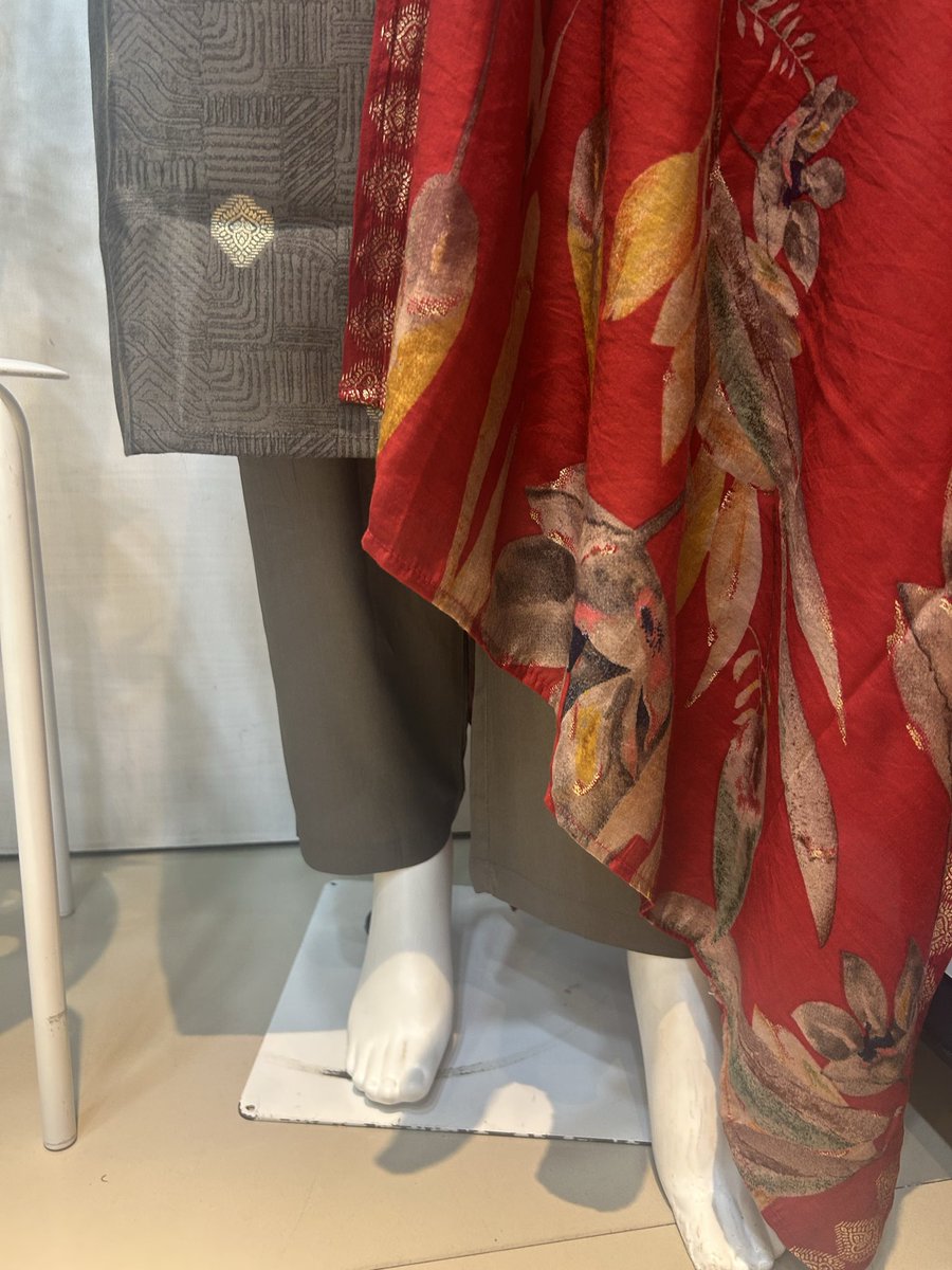 rangboutiqueby's tweet image. Grey muslin kurti + fiery red dupatta = Effortless elegance! ✨ Sizes 36-44, free ship India. Shop now! 

📍 Malabar County 2, Ahmedabad 
📲 wa.me/917993886666

#Kurtiset #EthnicWear #MuslinKurti #AhmedabadFashion #DesignerKurti