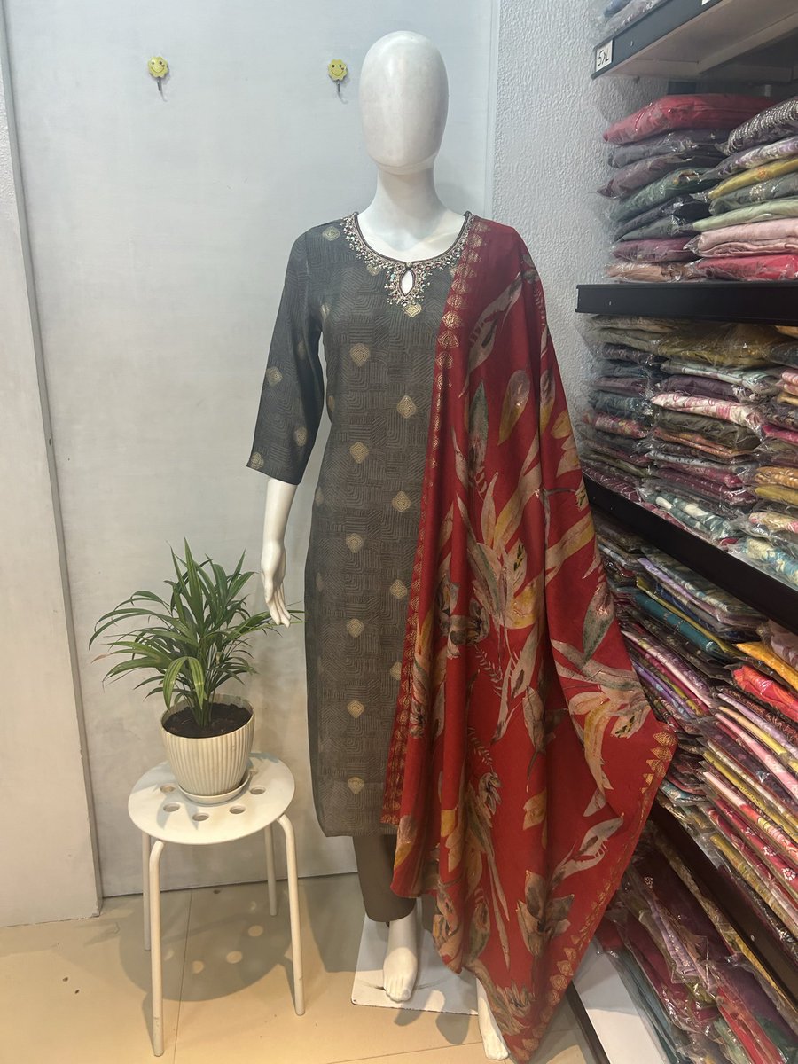 rangboutiqueby's tweet image. Grey muslin kurti + fiery red dupatta = Effortless elegance! ✨ Sizes 36-44, free ship India. Shop now! 

📍 Malabar County 2, Ahmedabad 
📲 wa.me/917993886666

#Kurtiset #EthnicWear #MuslinKurti #AhmedabadFashion #DesignerKurti