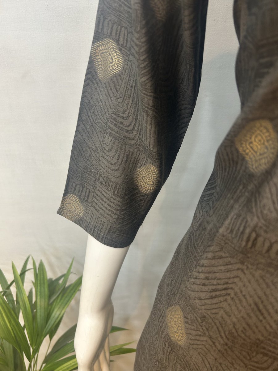 rangboutiqueby's tweet image. Grey muslin kurti + fiery red dupatta = Effortless elegance! ✨ Sizes 36-44, free ship India. Shop now! 

📍 Malabar County 2, Ahmedabad 
📲 wa.me/917993886666

#Kurtiset #EthnicWear #MuslinKurti #AhmedabadFashion #DesignerKurti