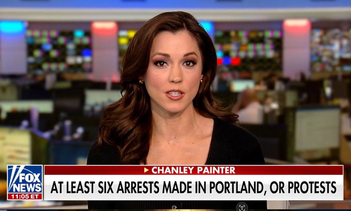 FNC_Ladies_Rule's tweet photo. 🌃   @foxnewsnight 

Miss Everything!  @ChanleySPainter 
Attorney • Former Deputy Prosecutor • Law Review • Award-Winning Journalist • Fiddle Champ • Black Belt

😍  You've just gotta LOVE Miss Chanley! https://t.co/h5CEtuCFdt