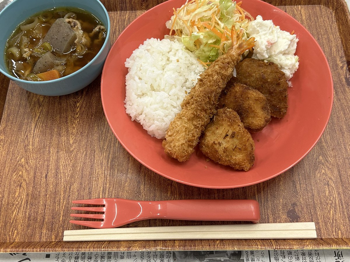 hide95097103's tweet photo. 今月のこども食堂のメニューはエビフライ、チキンカツ、コロッケとボリューム満点でした。食後は学生ボランティアさんがこども達とunoやオセロと楽しいひと時。この様な場を設けてくださる福祉事業所の社長様、尊敬します。 https://t.co/BPKBBv8ngn