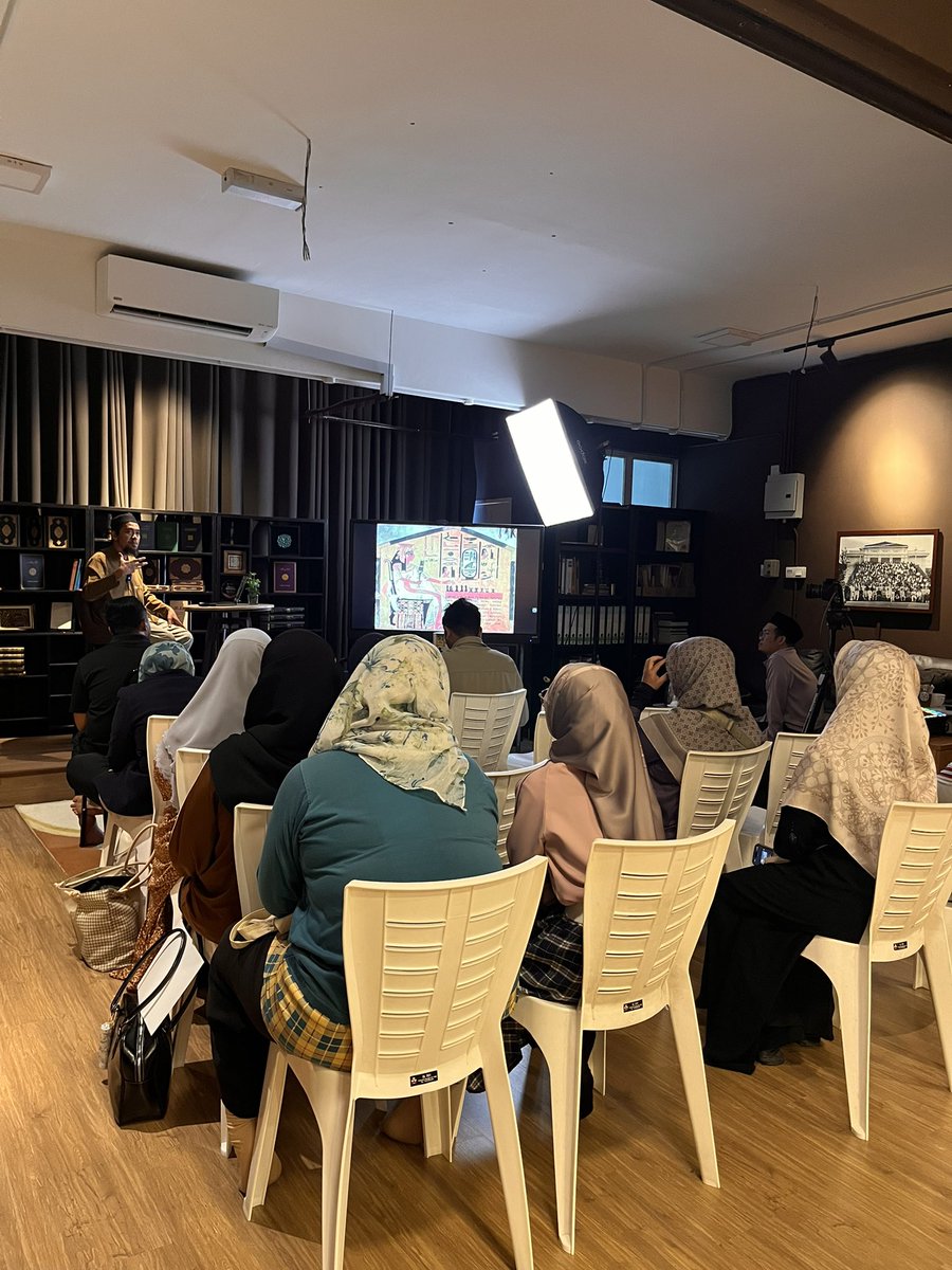 AkademiJawi's tweet photo. Pekan Sari Jawi Tradisi

Sedang berlangsung!

Bicara 2. Seni Catur Tradisi Melayu
Dr. Hasanuddin Yusof

Kami juga menjual catur dari kajian Dr Hasanuddin. Jemput hadir!

#pekansari
#senitradisi https://t.co/yuG6oNxMZ4