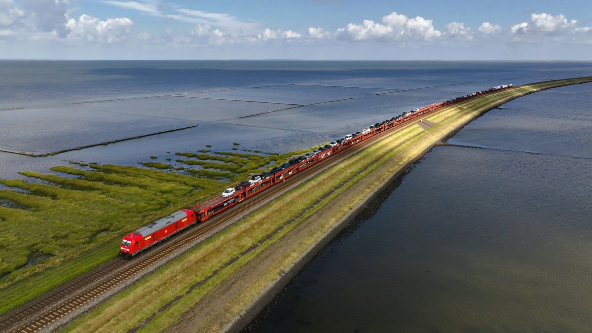 Jamping18's tweet photo. ¿Un tren que navega? 🚂🌊

Imaginate ir a trabajar o de vacaciones, pero en lugar de cruzar un puente o tomar un barco, tu tren atraviesa directamente el Mar del Norte, con olas rompiendo a los lados.
Es ingeniería real en Alemania.
Hilo 🧵👇 https://t.co/hHutLM2BXS