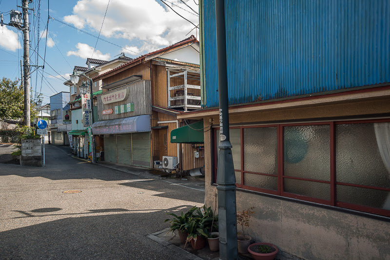 sc_armament's tweet photo. ある風景
#写真 #写真好きな人と繋がりたい #風景写真 #路地 #建物 #窓 #ノスタルジア #トタン #Ruin #廃墟 #風景 #haikyo #産業遺産 #abandoned #urbex #レトロ https://t.co/TGXkHwF8jo