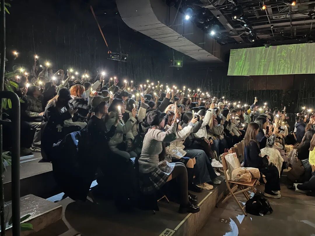 BeijingEvening's tweet image. 东城夜经济，暖“出圈”！
A vibrant #nightlife awaits! The Guijie Street and Longfu Temple area in Dongcheng District, Beijing, offer you a feast of #food and #performances to enjoy at night. #Beijing #beijingtravel