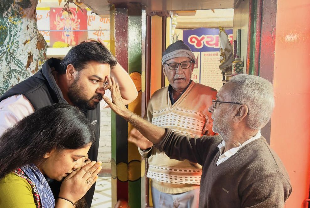 Shine094's tweet photo. had the opportunity to visit the Mahakali Mataji Temple in the Thakkar Bapa constituency of Ahmedabad, where I was accompanied by Tarsem SinghBhinder and @GauriDesaiAAP the district vice-president of the women's wing. We also discussed community service with the temple trustees. https://t.co/o8RBBHAZOH