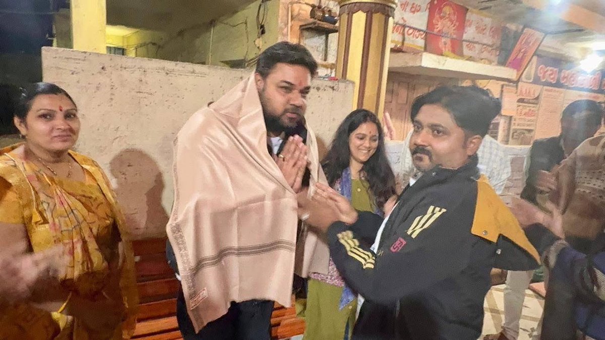 Shine094's tweet photo. had the opportunity to visit the Mahakali Mataji Temple in the Thakkar Bapa constituency of Ahmedabad, where I was accompanied by Tarsem SinghBhinder and @GauriDesaiAAP the district vice-president of the women's wing. We also discussed community service with the temple trustees. https://t.co/o8RBBHAZOH
