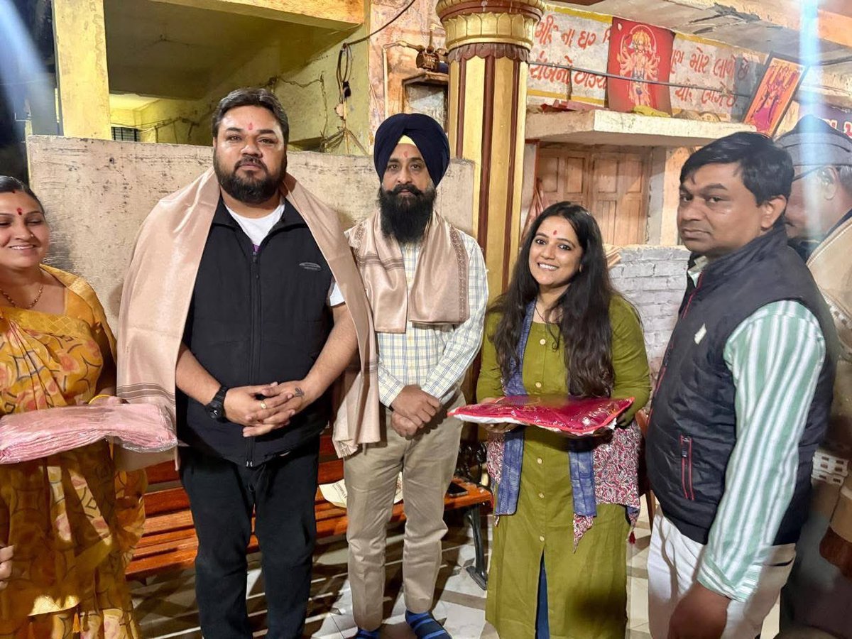 Shine094's tweet photo. had the opportunity to visit the Mahakali Mataji Temple in the Thakkar Bapa constituency of Ahmedabad, where I was accompanied by Tarsem SinghBhinder and @GauriDesaiAAP the district vice-president of the women's wing. We also discussed community service with the temple trustees. https://t.co/o8RBBHAZOH