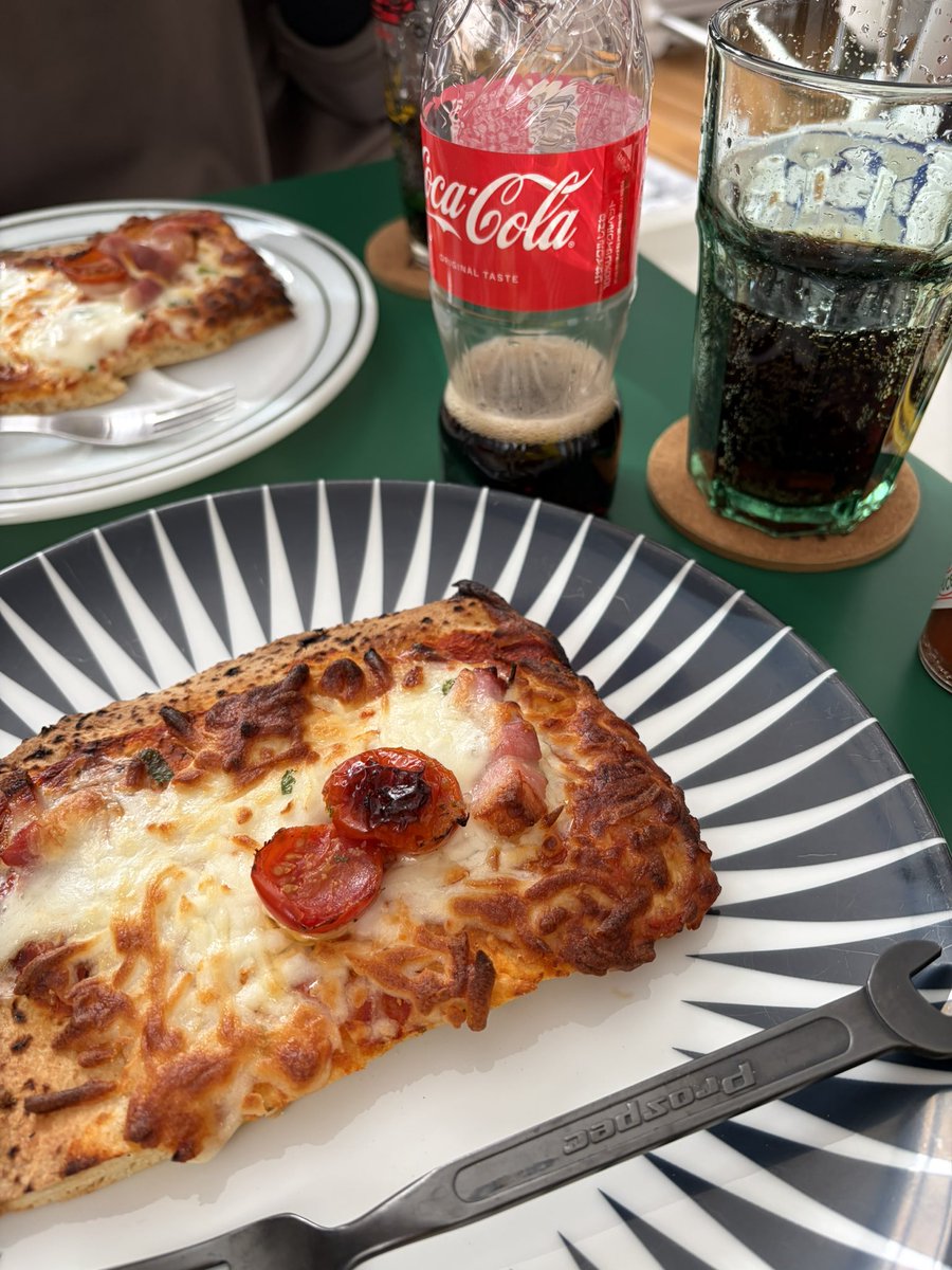 ピザっ やっぱりピザには可乐だね