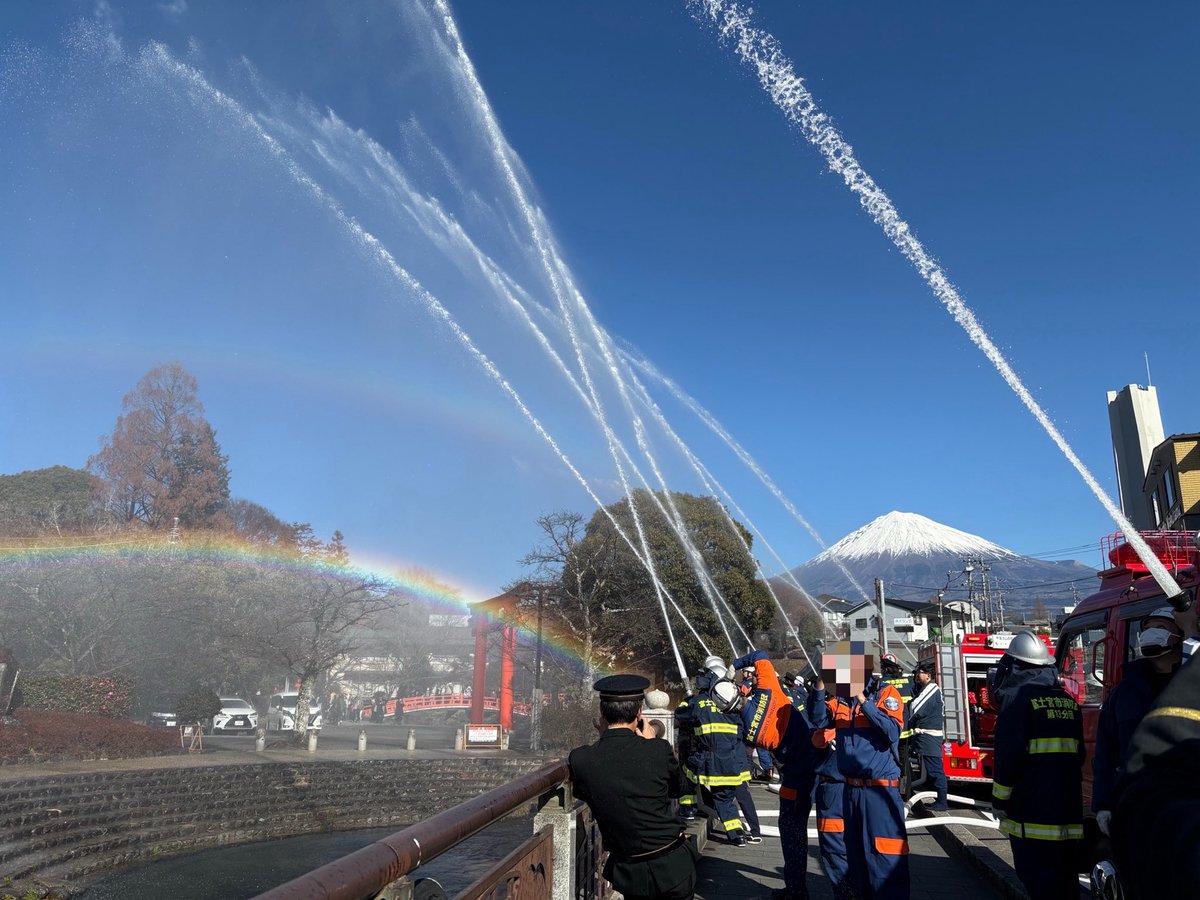 富士宮市消防出初式🚒
例年の通り、ことしもパレードと一斉放水で参加しました。ことし一年火災のない平穏な年となりますように。