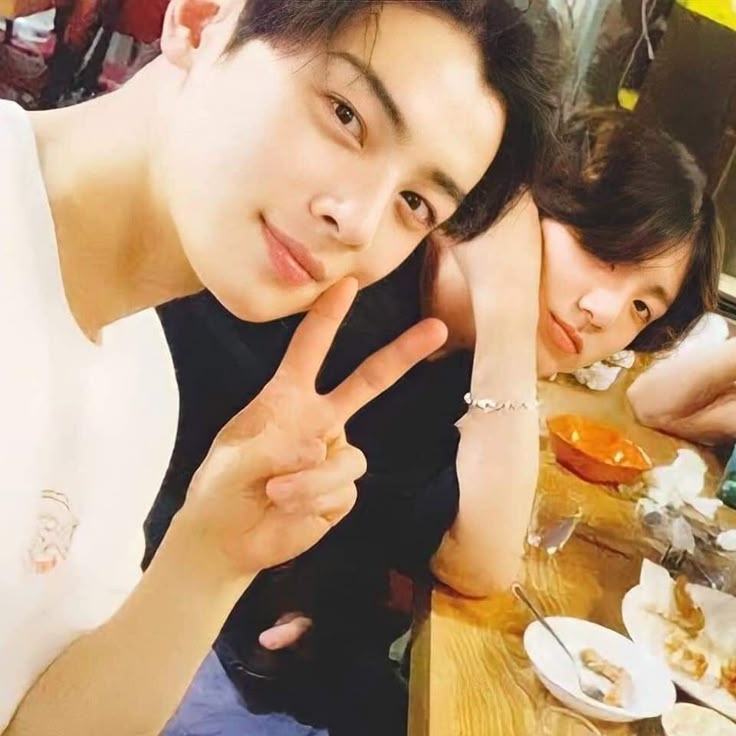 replyisa's tweet image. eunwoo went to his dad's restaurant twice with jungkook during his time off 🥹 they've been finding ways to hang out together lately, love it