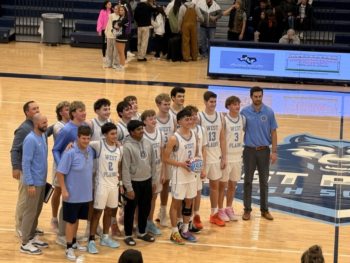 WestPlainsHoops's tweet photo. 1️⃣0️⃣0️⃣0️⃣

Ayden Larra becomes the first player in West Plains school history to reach 1,000 career points.

Honored tonight after a great team win over Randall.

#CutTheNets

@PressPassSports @LucasKinseyWT @hoopinsider @TexasHoopsGASO @806hsscmedia @NC10_Sports @lancelahnert https://t.co/mdwwMrD8IZ