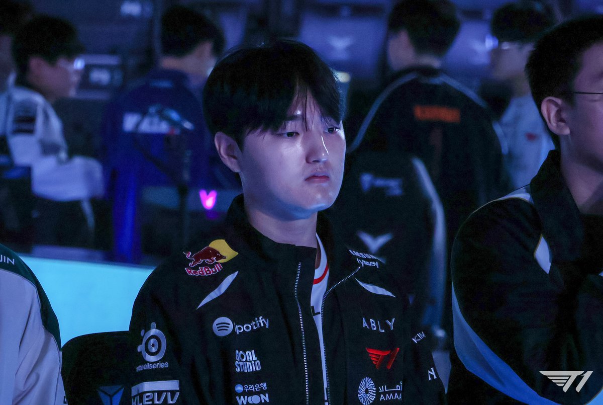 T1LoL's tweet photo. 2026 시즌 오프닝, T1 전원 출석 완료!👍
T1’s full roster at the 2026 Season Opening!👍

#TogetherAs1 https://t.co/IEP3hIasRq