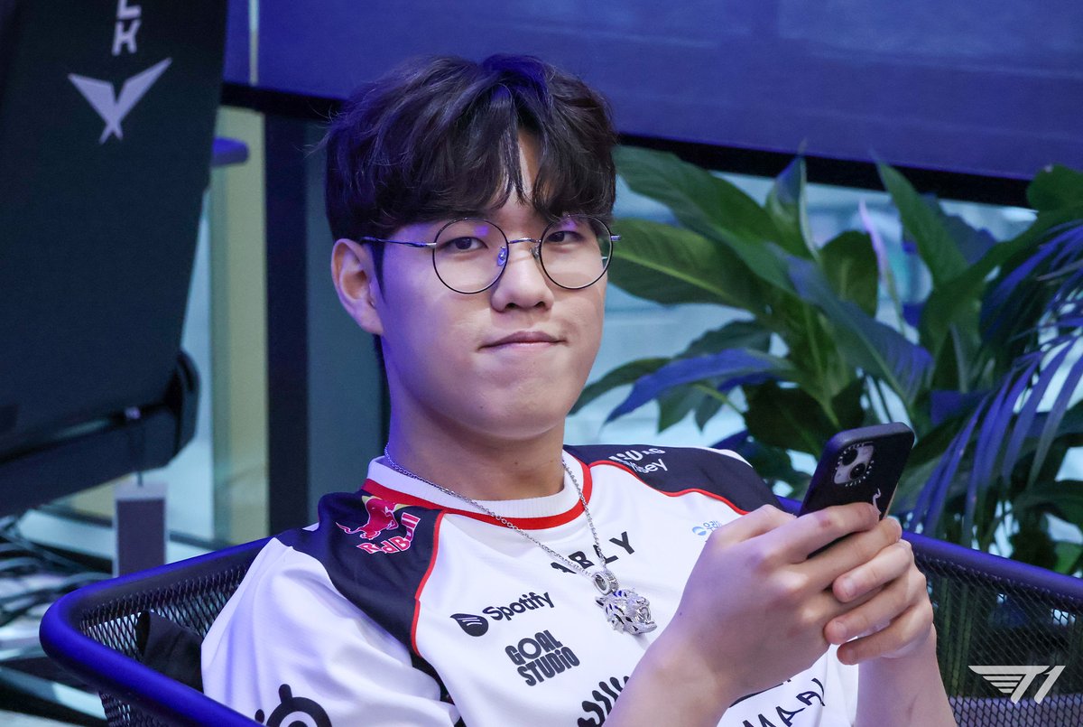 T1LoL's tweet photo. 2026 시즌 오프닝, T1 전원 출석 완료!👍
T1’s full roster at the 2026 Season Opening!👍

#TogetherAs1 https://t.co/IEP3hIasRq