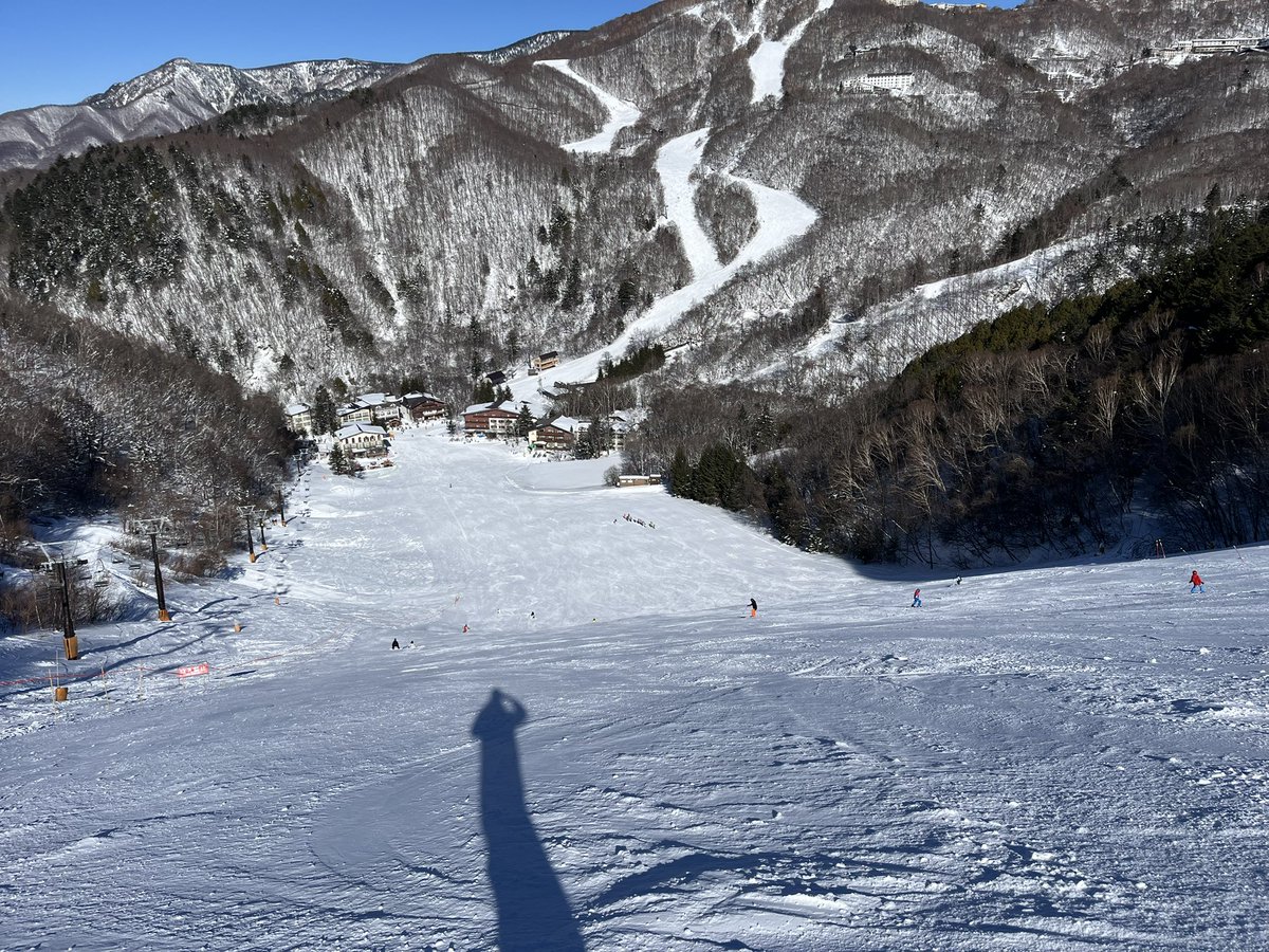 dtamu2's tweet photo. 志賀高原ジャイアントスキー場で初滑り♪
快晴☀️で気持ちいい〜😊
昼飯はベルグの名物チーズトースト🧀🍞😄
#志賀高原 #ジャイアントスキー場 #ベルグ https://t.co/Xv6b5mQGav