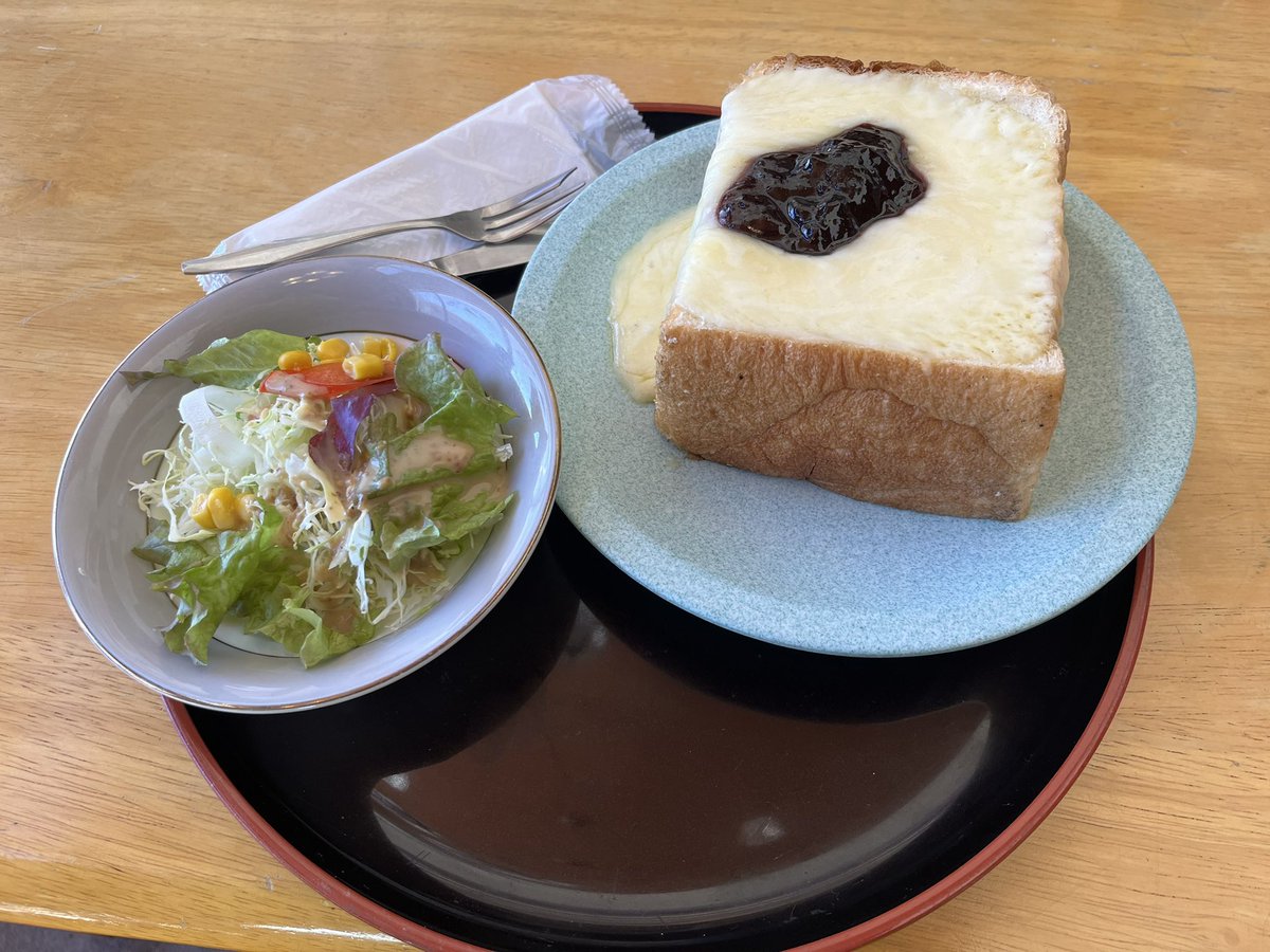 dtamu2's tweet photo. 志賀高原ジャイアントスキー場で初滑り♪
快晴☀️で気持ちいい〜😊
昼飯はベルグの名物チーズトースト🧀🍞😄
#志賀高原 #ジャイアントスキー場 #ベルグ https://t.co/Xv6b5mQGav