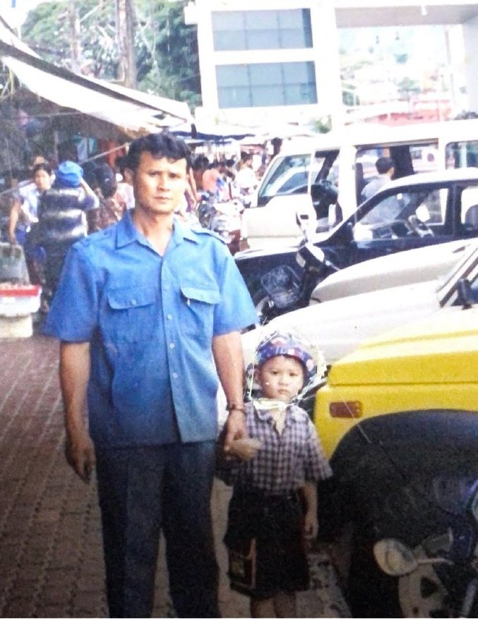 knppl_99's tweet photo. เบบี้หะริดกับคุมพ่อ 😭😭😭 เป็นรูปที่เห็นทีไรก็อีโม 🥺🤏 จากสูงเท่าเอวคุณพ่อในวันนั้น วันนี้สูงกว่าคุนพ่อไปแล้วว เบบี้หะริดในตอนนั้น ตอนนี้เป็นเสาหลักให้กับครอบครัวได้แล้วนะ เก่งสมชื่อเก่งเลย 💖

สุขสันต์วันเด็กน้าค้าบอ้วม
#KengHarit 
#เก่งน้ำปิงเด็กดีที่หนึ่ https://t.co/3gY3x90yw4