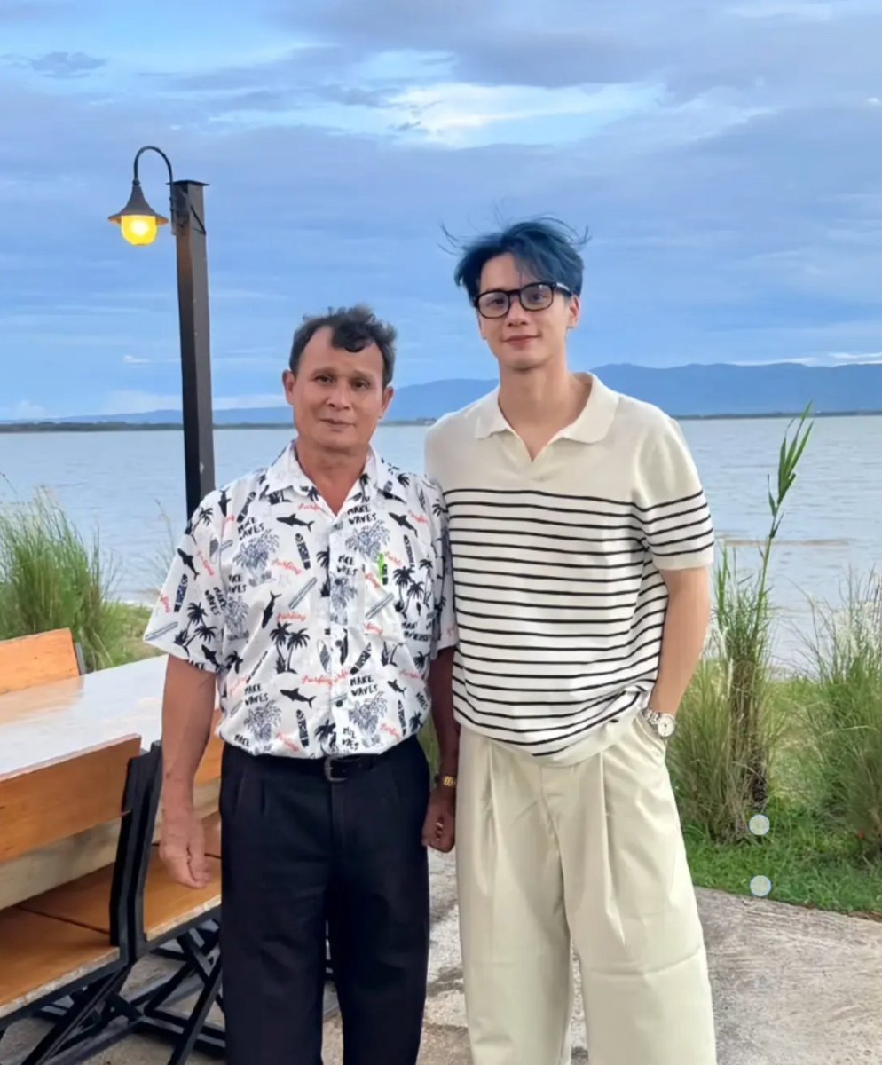 knppl_99's tweet photo. เบบี้หะริดกับคุมพ่อ 😭😭😭 เป็นรูปที่เห็นทีไรก็อีโม 🥺🤏 จากสูงเท่าเอวคุณพ่อในวันนั้น วันนี้สูงกว่าคุนพ่อไปแล้วว เบบี้หะริดในตอนนั้น ตอนนี้เป็นเสาหลักให้กับครอบครัวได้แล้วนะ เก่งสมชื่อเก่งเลย 💖

สุขสันต์วันเด็กน้าค้าบอ้วม
#KengHarit 
#เก่งน้ำปิงเด็กดีที่หนึ่ https://t.co/3gY3x90yw4