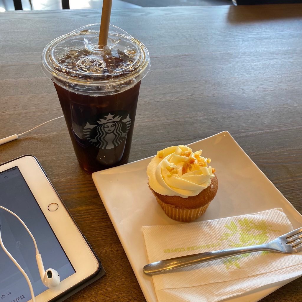 hy9733's tweet photo. 今天的下午茶，冰的星巴克配甜品，喝的冷冷🥶的 https://t.co/dc4FvtfUud