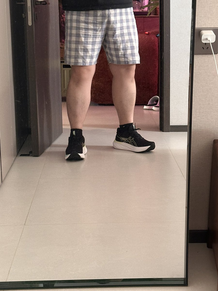 GayBbbbbbb's tweet photo. 新鞋 撑破的均码袜子 https://t.co/gCICTGkDTA