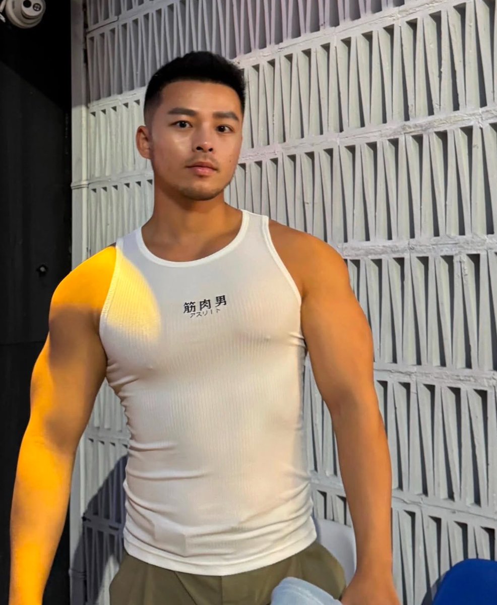 夏の、あまり服を着なくてもいいあの感じが恋しいです。