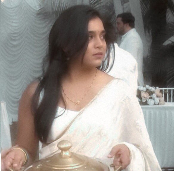 SumbulMyLight's tweet photo. HOLY SMOKES, LOOK at HERRRR!!!! 😍🌸💥💫

Found on TL 

#IttiSiKhushi 

#SumbulAsAnvita 
#SumbulTouqeerKhan ❤️🧿 https://t.co/cFnxttNT7l