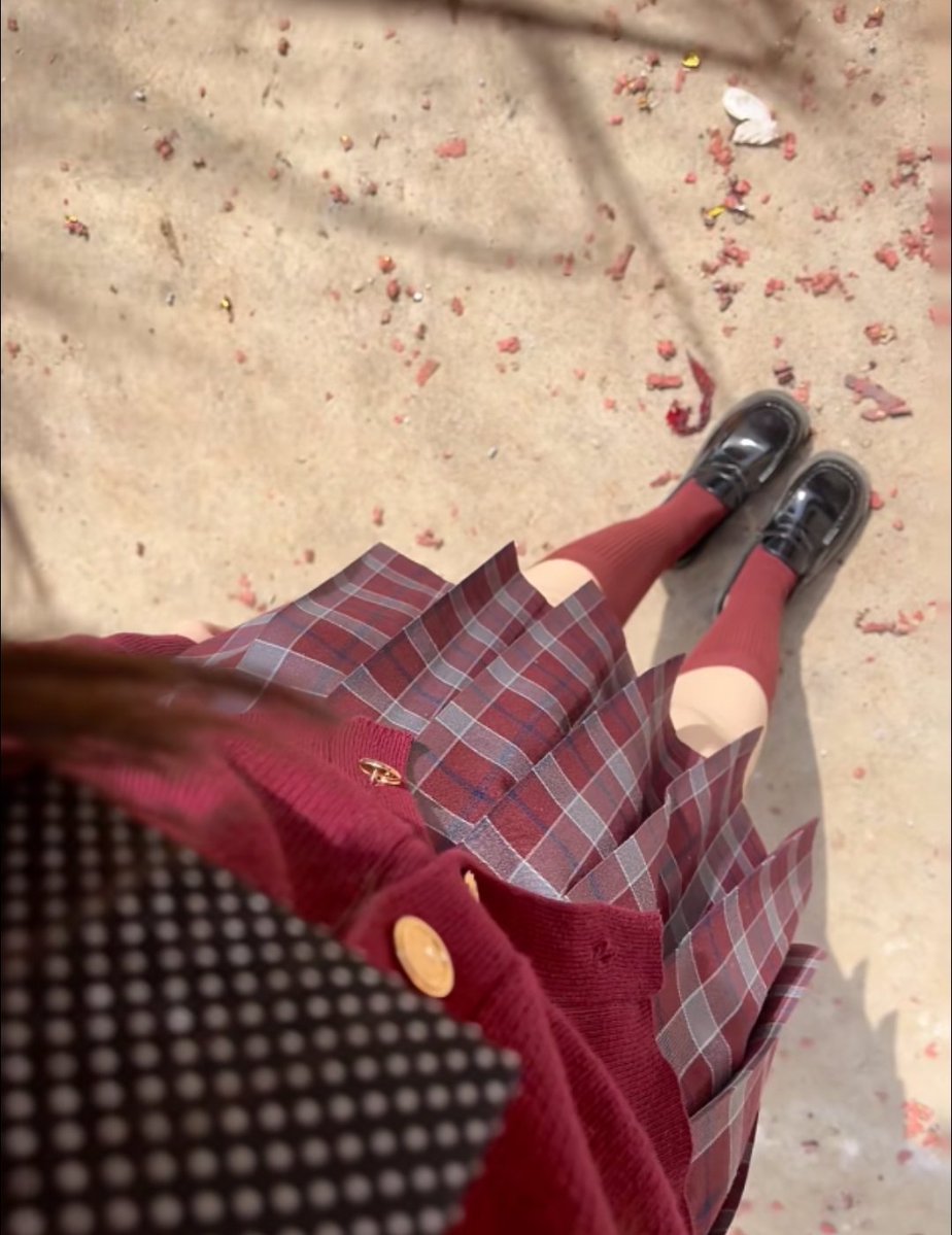 你是一个男人，在大城市染上了恶习🖤
不仅成为了一个变态的抖m男🖤
还成为了一个变态伪娘🖤
整天被女S调教玩弄…
快过年了，你跟着自己在大城市认识的男人，居然回到了自己村🖤
伪装成别人的女朋友也就算了🖤
居然还发现平时调教自己的女S也在这里…
被撕下伪装后…你会？？