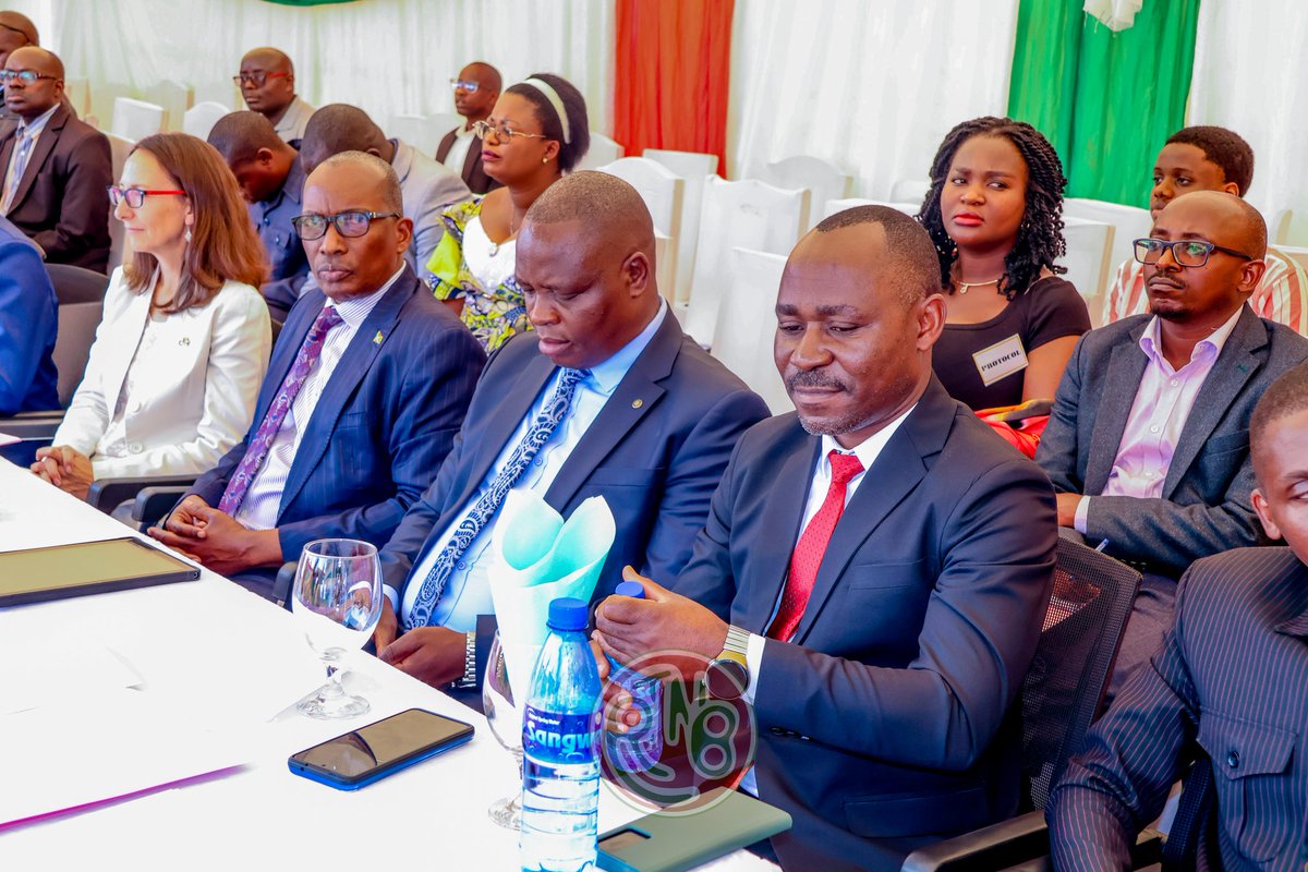 RTNBurundi's tweet photo. #Burundi : Lancement officiel du projet d’étude des systèmes de production et d’approvisionnement inclusifs et durables pour une alimentation scolaire saine

L’East African Leadership Institute (#EALI) de #Ngozi, en collaboration avec l’Institut des Sciences agronomiques du Burundi (@isabu_officiel), a lancé officiellement, ce 09 janvier 2026, le projet de recherche sur l’étude des systèmes de production et d’approvisionnement inclusifs et durables pour une alimentation scolaire saine. Ce projet est financé par le Centre de recherches pour le développement international (#CRDI–Canada).

Selon l’Ambassadrice du @Canada au #Burundi, Julie @crowley_julie, ce projet vise à contribuer à l’amélioration durable des systèmes d’alimentation scolaire au #Burundi, en mettant un accent particulier sur l’approvisionnement local, l’agroécologie, la résilience climatique, l’égalité des genres et l’inclusion sociale, en appui aux politiques nationales en matière d’éducation, de nutrition et de développement agricole.

Le Secrétaire permanent au Ministère de l’Éducation nationale et de la Recherche scientifique(@MENRS4), Frédéric Bangirinama, a indiqué que ce projet vise à améliorer l’organisation de l’approvisionnement alimentaire, tant en quantité qu’en qualité, ainsi que les mécanismes de distribution des denrées destinées aux écoliers, afin qu’elles soient bien produites et conformes aux normes nutritionnelles requises.

Frédéric Bangirinama a précisé que cette initiative vient répondre aux principaux défis auxquels le @BurundiGov est confronté dans la mise en œuvre du programme national des cantines scolaires, notamment l’insuffisance ou l’inadéquation des vivres, les retards de livraison, ainsi que les difficultés liées à la conservation des récoltes. Ces problèmes entraînent souvent une perte de qualité des aliments servis aux écoliers, en particulier les céréales qui se détériorent fréquemment lors du stockage, a-t-il ajouté.

De son côté, Ernest Ndayikengurutse, Directeur général de l’#EALI, a fait savoir que des visites seront effectuées auprès des coopératives et associations agricoles. L’objectif sera de les appuyer techniquement afin d’améliorer les méthodes de production pour obtenir des rendements suffisants, mais aussi de renforcer leurs capacités en matière de stockage, afin d’éviter la détérioration des récoltes et de garantir aux élèves des aliments répondant aux normes nutritionnelles, a-t-il précisé. Il a également souligné que ces coopératives seront formées à la culture de légumes, notamment les feuilles de manioc, ainsi qu’aux techniques de conservation appropriées.

Il est à noter que cette activité a réuni les autorités administratives de la  @PButanyerera, des chercheurs spécialisés en nutrition, des représentants des organisations agricoles,  ainsi que d’autres partenaires concernés.