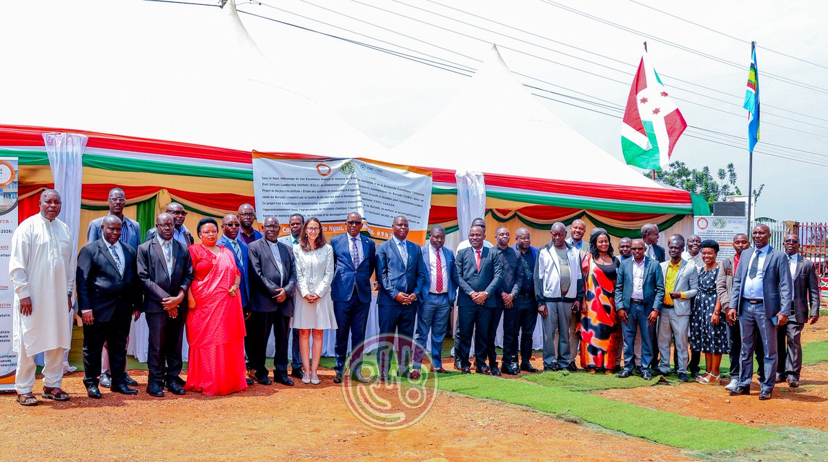 RTNBurundi's tweet photo. #Burundi : Lancement officiel du projet d’étude des systèmes de production et d’approvisionnement inclusifs et durables pour une alimentation scolaire saine

L’East African Leadership Institute (#EALI) de #Ngozi, en collaboration avec l’Institut des Sciences agronomiques du Burundi (@isabu_officiel), a lancé officiellement, ce 09 janvier 2026, le projet de recherche sur l’étude des systèmes de production et d’approvisionnement inclusifs et durables pour une alimentation scolaire saine. Ce projet est financé par le Centre de recherches pour le développement international (#CRDI–Canada).

Selon l’Ambassadrice du @Canada au #Burundi, Julie @crowley_julie, ce projet vise à contribuer à l’amélioration durable des systèmes d’alimentation scolaire au #Burundi, en mettant un accent particulier sur l’approvisionnement local, l’agroécologie, la résilience climatique, l’égalité des genres et l’inclusion sociale, en appui aux politiques nationales en matière d’éducation, de nutrition et de développement agricole.

Le Secrétaire permanent au Ministère de l’Éducation nationale et de la Recherche scientifique(@MENRS4), Frédéric Bangirinama, a indiqué que ce projet vise à améliorer l’organisation de l’approvisionnement alimentaire, tant en quantité qu’en qualité, ainsi que les mécanismes de distribution des denrées destinées aux écoliers, afin qu’elles soient bien produites et conformes aux normes nutritionnelles requises.

Frédéric Bangirinama a précisé que cette initiative vient répondre aux principaux défis auxquels le @BurundiGov est confronté dans la mise en œuvre du programme national des cantines scolaires, notamment l’insuffisance ou l’inadéquation des vivres, les retards de livraison, ainsi que les difficultés liées à la conservation des récoltes. Ces problèmes entraînent souvent une perte de qualité des aliments servis aux écoliers, en particulier les céréales qui se détériorent fréquemment lors du stockage, a-t-il ajouté.

De son côté, Ernest Ndayikengurutse, Directeur général de l’#EALI, a fait savoir que des visites seront effectuées auprès des coopératives et associations agricoles. L’objectif sera de les appuyer techniquement afin d’améliorer les méthodes de production pour obtenir des rendements suffisants, mais aussi de renforcer leurs capacités en matière de stockage, afin d’éviter la détérioration des récoltes et de garantir aux élèves des aliments répondant aux normes nutritionnelles, a-t-il précisé. Il a également souligné que ces coopératives seront formées à la culture de légumes, notamment les feuilles de manioc, ainsi qu’aux techniques de conservation appropriées.

Il est à noter que cette activité a réuni les autorités administratives de la  @PButanyerera, des chercheurs spécialisés en nutrition, des représentants des organisations agricoles,  ainsi que d’autres partenaires concernés.