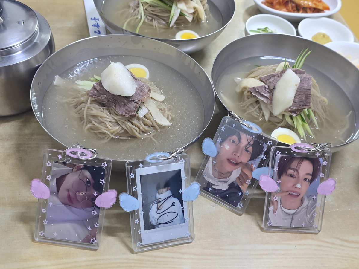 HEIMAOWB's tweet photo. 나 평양냉면 처음 먹어봤어 🤤 https://t.co/2L6LMpoFMh