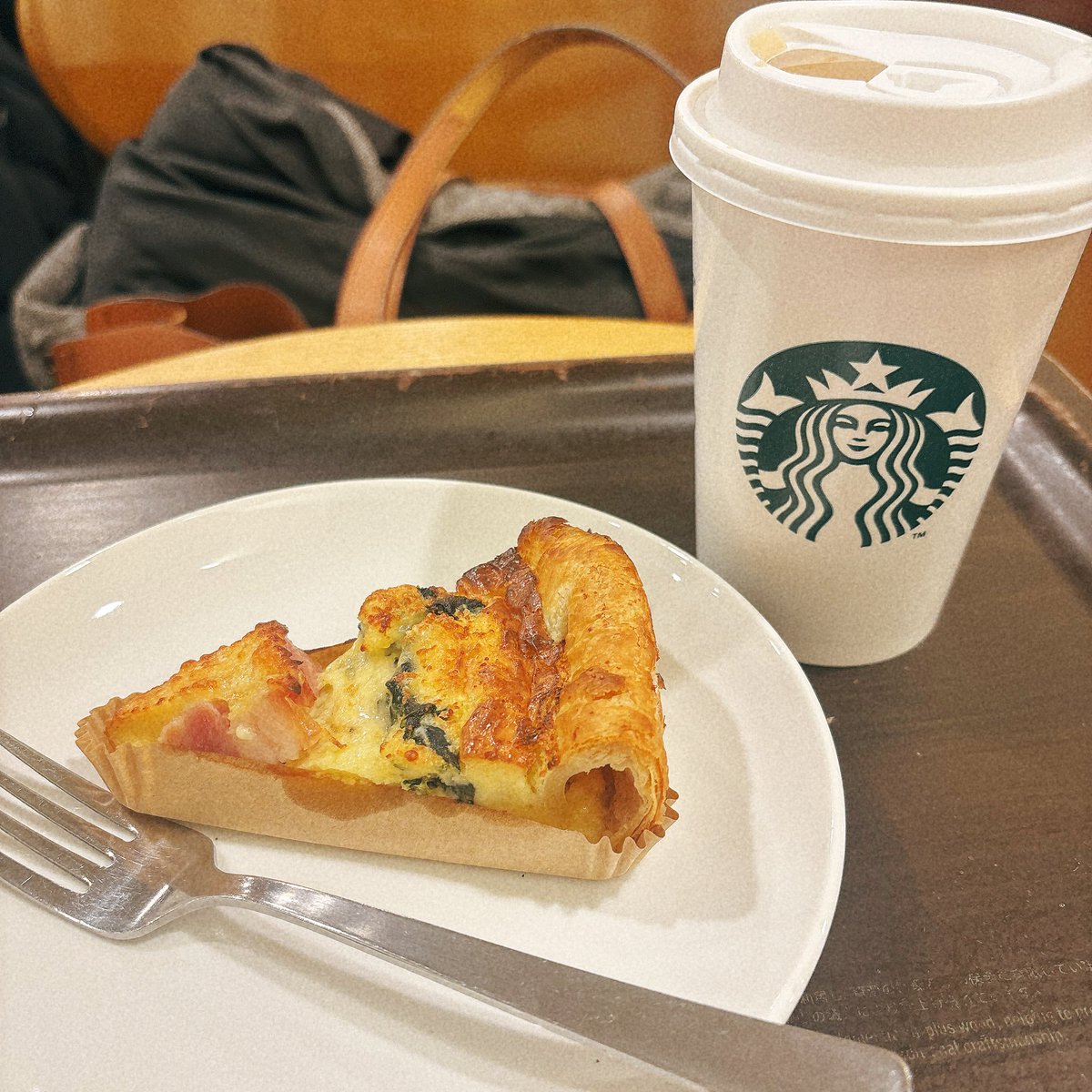 mee_meecos's tweet photo. 3連休わーい✨
昨日は思いの外早く仕事が終わったので、スタバ♡
ちょっと贅沢にキッシュにしました💕

子どもが習い事行ったので、その間に勉強タイムするゾ✏️←サボらないようにあえてここで宣言してみる😅 https://t.co/ClI5WOzwb8