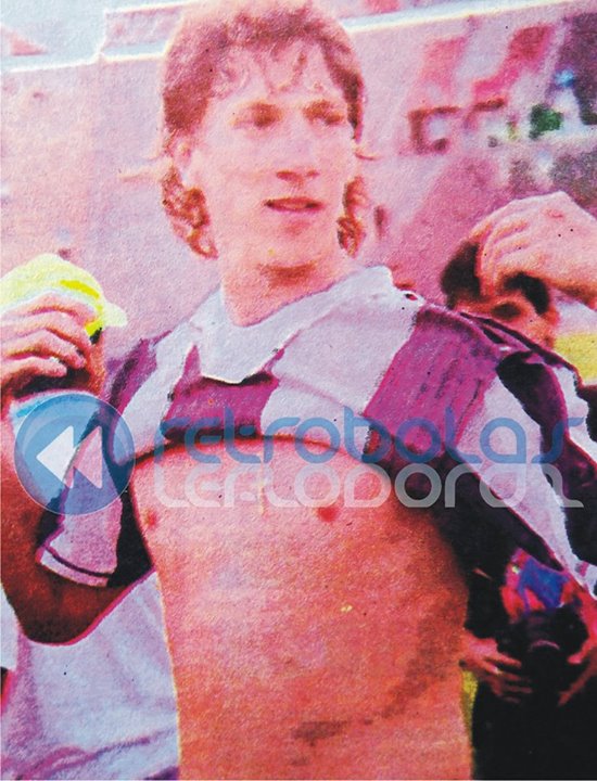 GronEdson2's tweet image. Tu ídolo al q formaste siempre quiso ponerse  la blanquiazul, el día q se la puso multiplico x 0 su pasado, el día que salió campeón fue tanta la emoción q lloro de felicidad.
Ese ídolo q lo bajaste para siempre del mural, cada año los dentista hacen junta a ver como te la sacan.