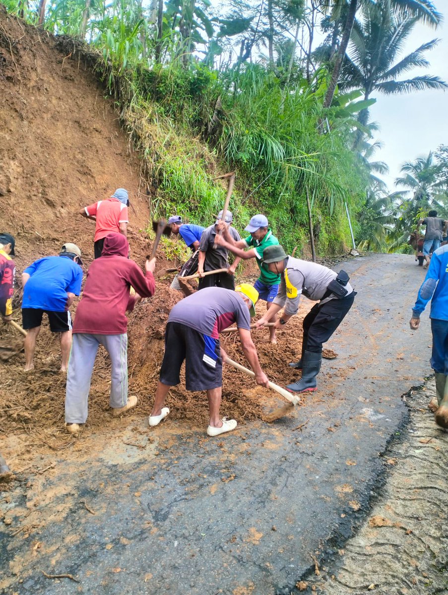 HumasPonjong123's tweet photo. Akibat Hujan deras Tebing jalan di Jambe dawe, Tambakromo Longsor.

  Longsor terjadi pada Sabtu (10/01) 2026 Sekitar pukul 01.00 wib. di Tebing jalan Jambedawe Kal. Tambakromo Kap.Ponjong dan tebing pekarangan milik bpk mardiono Jambedawe, Tambakromo, Ponjong.  

#Poldajogja https://t.co/RmDMQOWJwQ