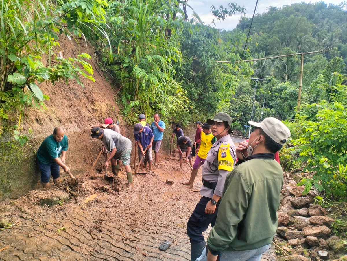 HumasPonjong123's tweet photo. Akibat Hujan deras Tebing jalan di Jambe dawe, Tambakromo Longsor.

  Longsor terjadi pada Sabtu (10/01) 2026 Sekitar pukul 01.00 wib. di Tebing jalan Jambedawe Kal. Tambakromo Kap.Ponjong dan tebing pekarangan milik bpk mardiono Jambedawe, Tambakromo, Ponjong.  

#Poldajogja https://t.co/RmDMQOWJwQ