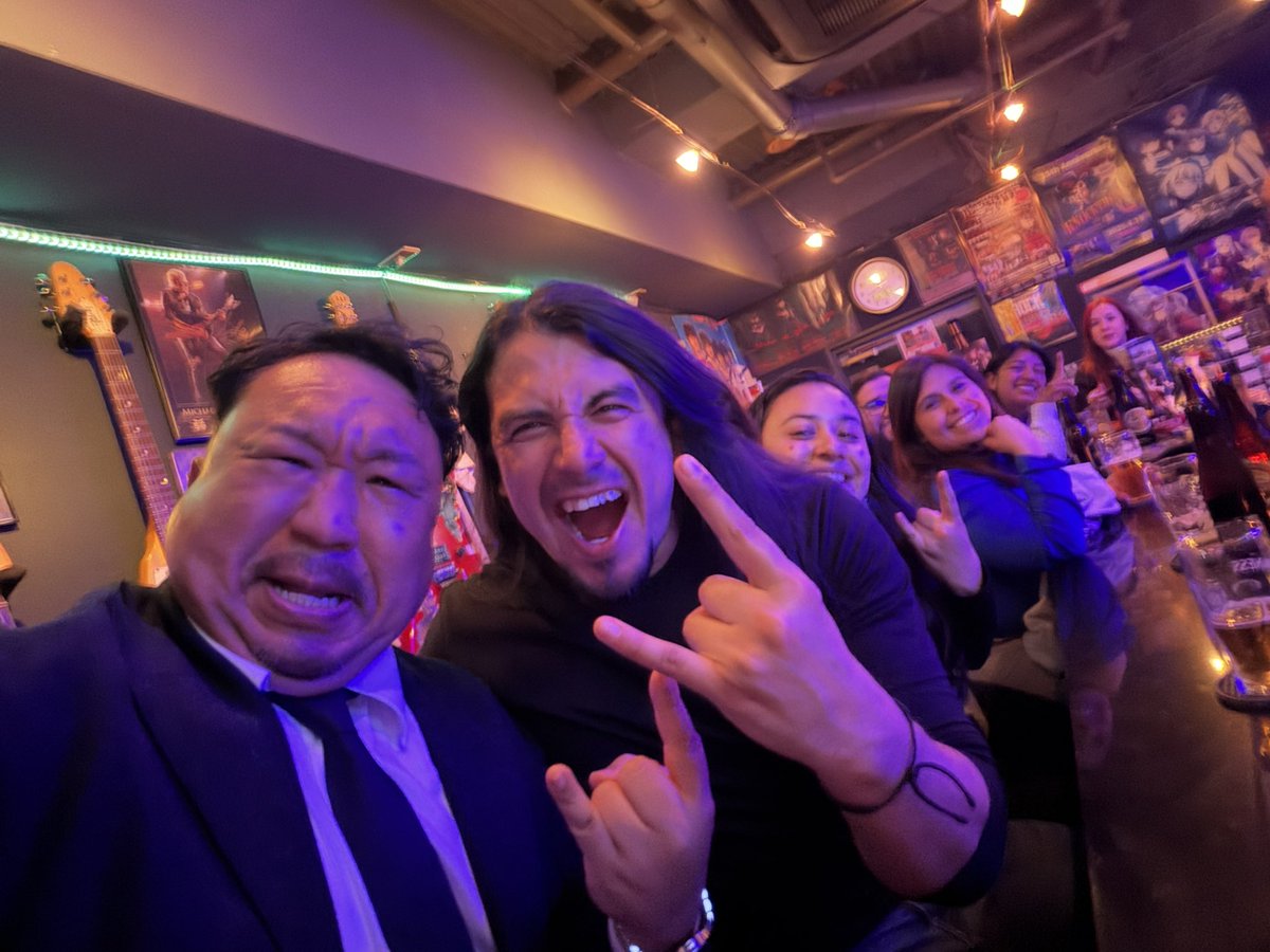 昨日ギターラに行ったらコロンビアからのお客さん達が。バンドやってるて言うので映像見たらめちゃカッコええやん！
凄いハイトーンやし、私好みの硬派な硬派メタル！！コロンビア恐るべし！

youtu.be/__NrY1ySJC8?si…

#nightwatcher