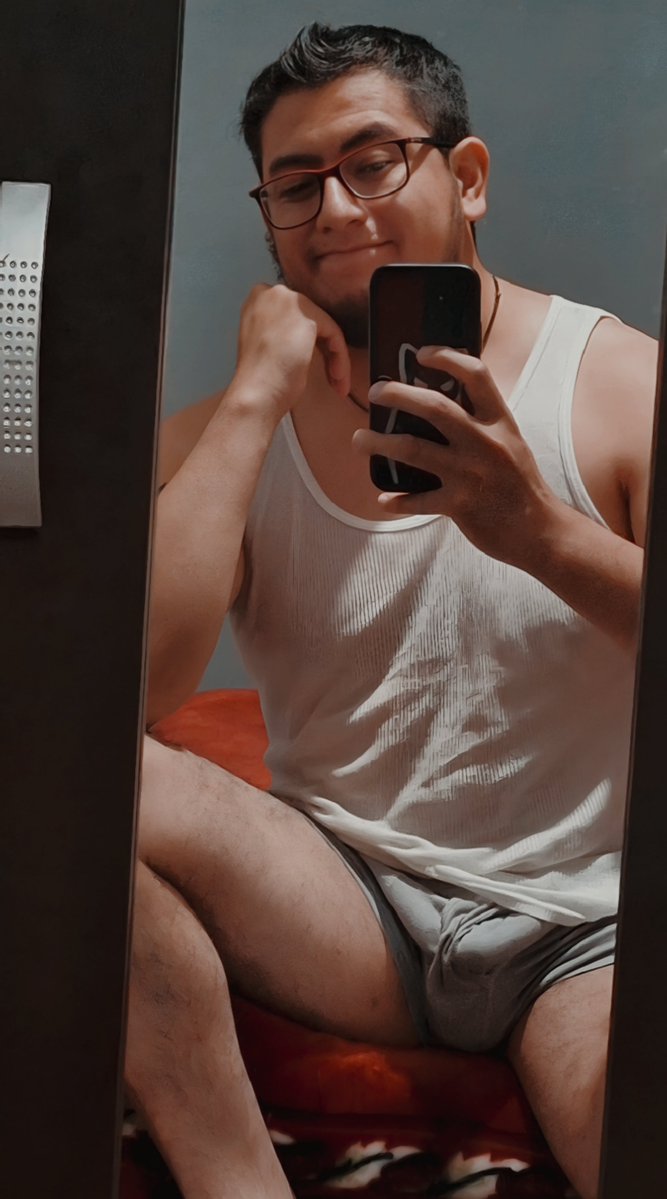 TonyVC333's tweet image. Las únicas fotos que pegan es cuando muestro piel 🥲

(Yo fingiendo quejarme cuando si me gusta mostrar carne jeje 😂)