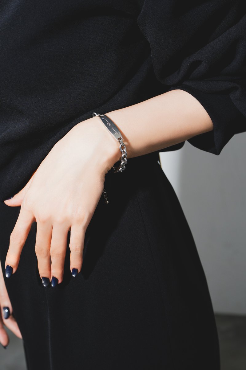 Amamiyastaff's tweet image. ／
#雨宮天「genuine blue」
第一弾アイテムの受注販売は本日23:59まで！
＼

雨宮天がデザイン、監修し、こだわりが詰め込まれたアクセサリーブランド「genuine blue」の第一弾アイテムの受注販売は本日23:59までとなります。
この機会にぜひご利用ください✨

▼ご購入はこちら…