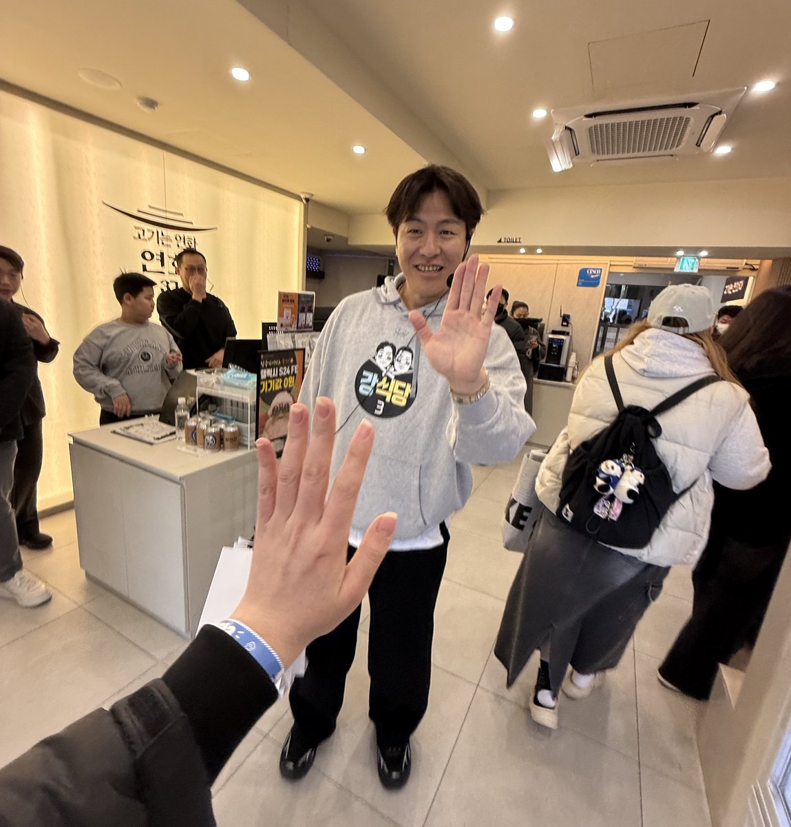 민호아빠 진짜 반갑게 인사해주심 
나도 모르게 개활짝웃음