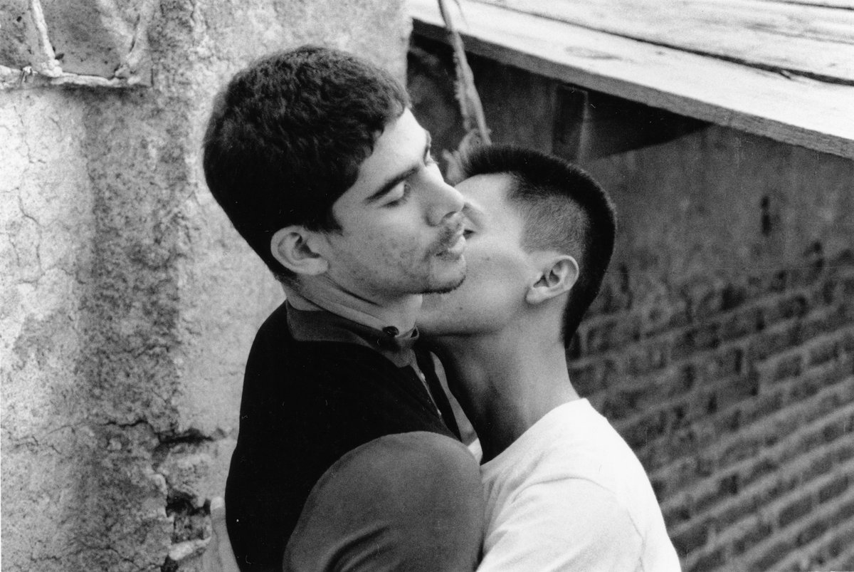 Gabrielgtzg's tweet photo. El #TeddyAward de la #Berlinale cumple 40 años y "Mil nubes de paz cercan el cielo, amor, jamás acabarás de ser amor" de @JULIANHERPER formará parte de la selección retrospectiva y celebratoria.

#Cine 🎞️#LGBT 
#México 🇲🇽 #Gay 🏳️‍🌈 https://t.co/jUJg7NHTiX