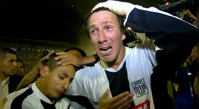 GronEdson2's tweet image. Tu ídolo al q formaste siempre quiso ponerse  la blanquiazul, el día q se la puso multiplico x 0 su pasado, el día que salió campeón fue tanta la emoción q lloro de felicidad.
Ese ídolo q lo bajaste para siempre del mural, cada año los dentista hacen junta a ver como te la sacan.